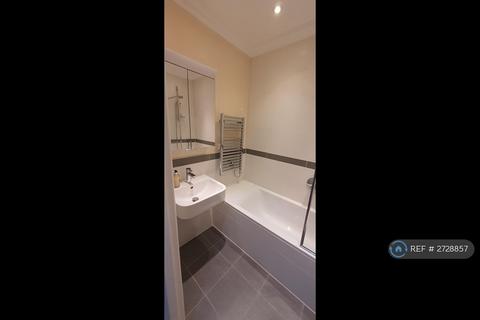 2 bedroom flat to rent, Saville Place, Englefield Green, Egham, TW20