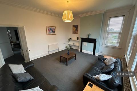 3 bedroom flat to rent, Otley Road, Leeds, LS16