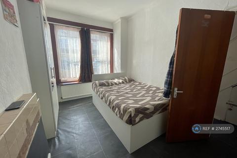 4 bedroom terraced house to rent, Balfour Road, Southall, UB2