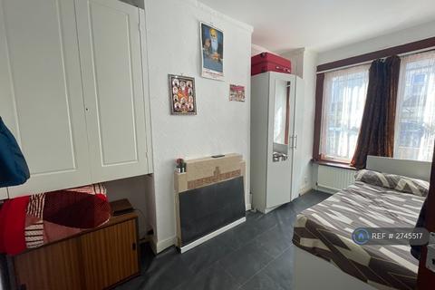 4 bedroom terraced house to rent, Balfour Road, Southall, UB2