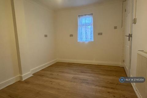 4 bedroom semi-detached house to rent, Merbury Road, London, SE28
