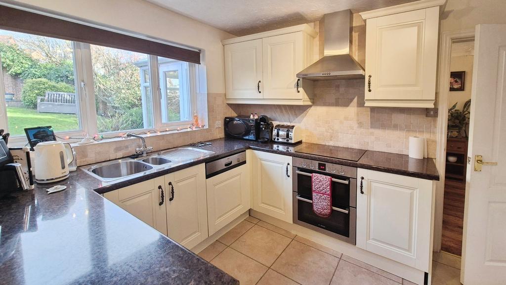 Breakfast/kitchen