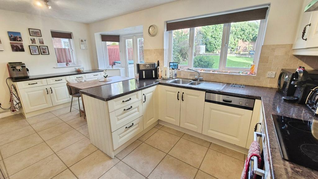 Breakfast/kitchen
