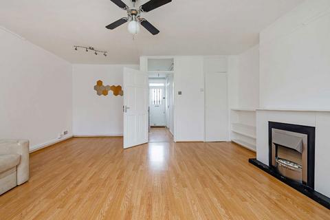 Studio to rent, Highbury Quadrant, London N5