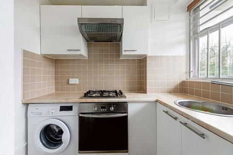 Studio to rent, Highbury Quadrant, London N5