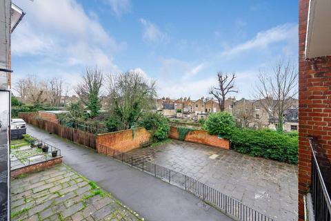 Studio to rent, Highbury Quadrant, London N5