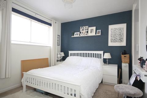 3 bedroom terraced house to rent, Woking GU21