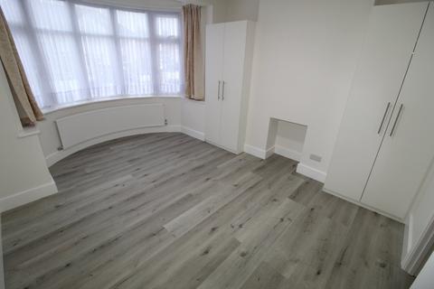 3 bedroom semi-detached house to rent, The Highway, Stanmore, HA7