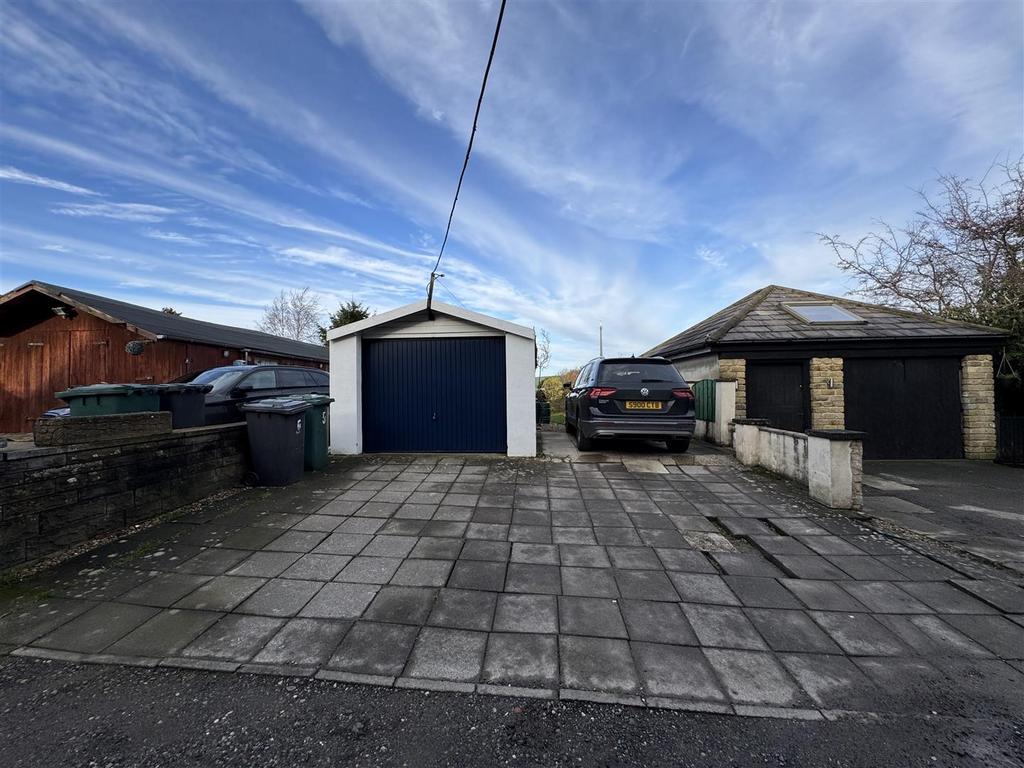 GARAGE &amp; PARKING