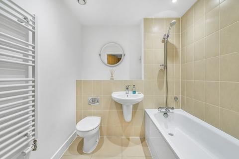 2 bedroom flat for sale, St. Georges Grove, London, SW17