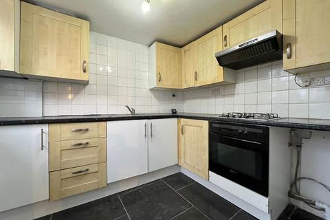 4 bedroom house to rent, Squires Bridge Road, Shepperton TW17