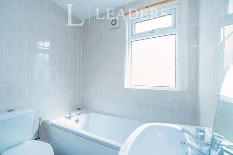 Studio to rent, South Street, Eastbourne, BN21