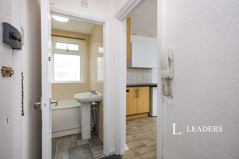 Studio to rent, South Street, Eastbourne, BN21