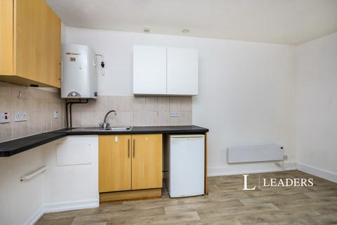 Studio to rent, South Street, Eastbourne, BN21