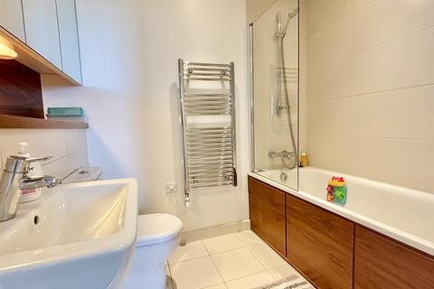 2 bedroom apartment for sale, Dock Head Road, Chatham