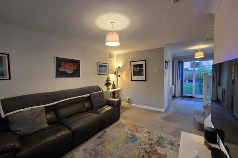 2 bedroom house to rent, Laurel Close, Worthing