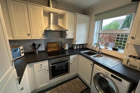 2 bedroom house to rent, Laurel Close, Worthing