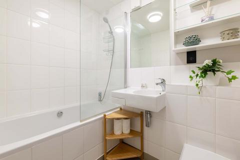 2 bedroom flat to rent, Bevington Road
