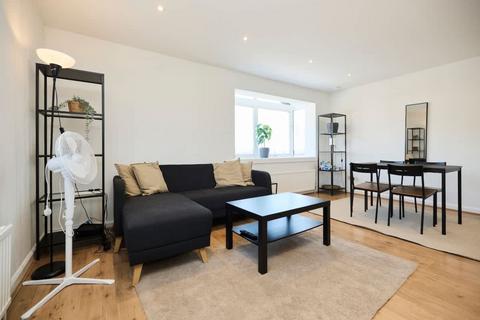 2 bedroom flat to rent, Iverson Road