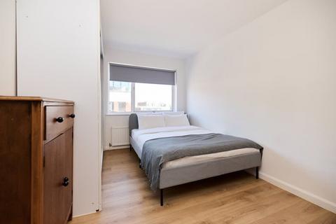 2 bedroom flat to rent, Iverson Road