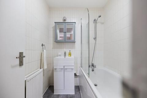 2 bedroom flat to rent, Iverson Road