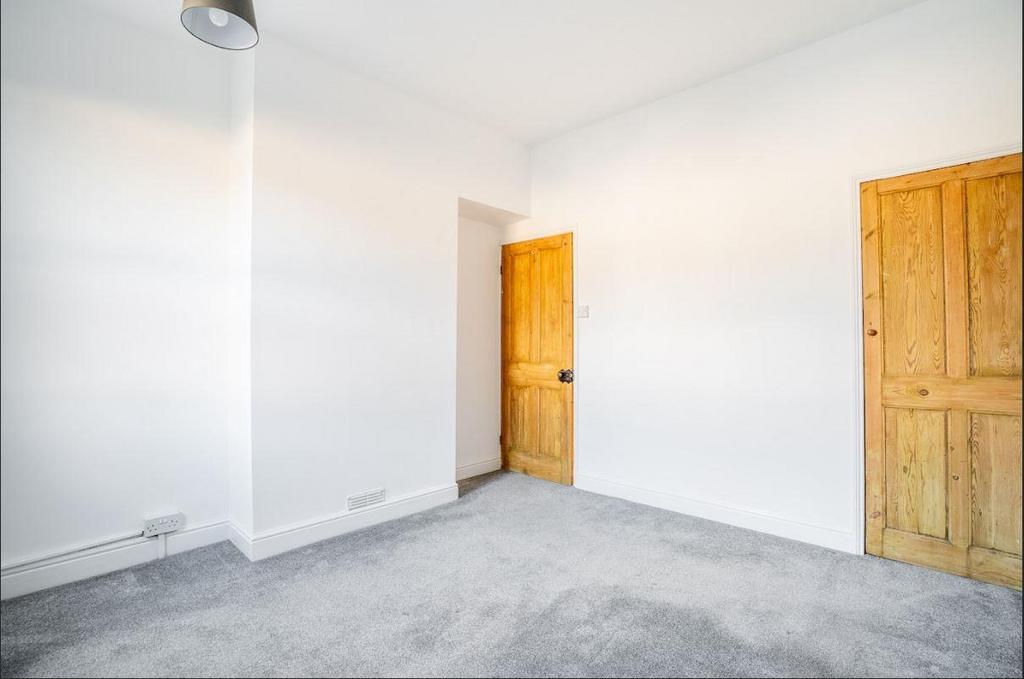 71 QVS Bedroom2.JPG