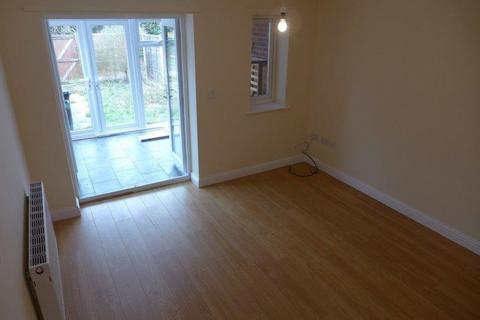 2 bedroom semi-detached house to rent, Cemetery Road, Lye