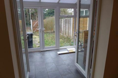 2 bedroom semi-detached house to rent, Cemetery Road, Lye
