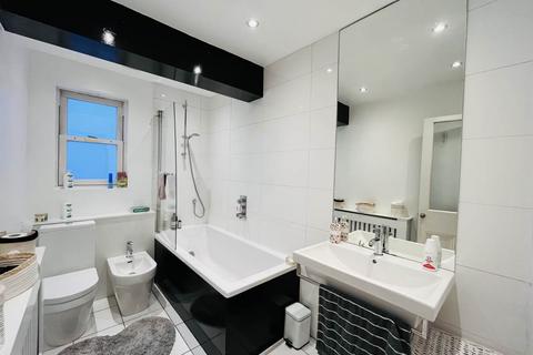2 bedroom flat to rent, Ormeley Road , London ,
