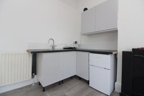 Bedsit to rent, Blatchington Road, Hove BN3