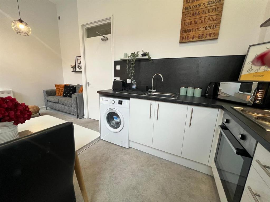 Kitchen,..jpg