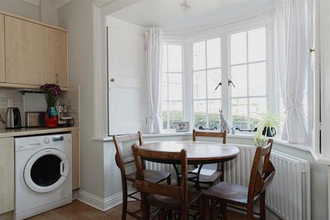 2 bedroom house to rent, Warrenne Way, Reigate