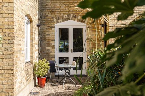 2 bedroom house to rent, Warrenne Way, Reigate