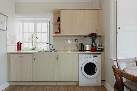 2 bedroom house to rent, Warrenne Way, Reigate