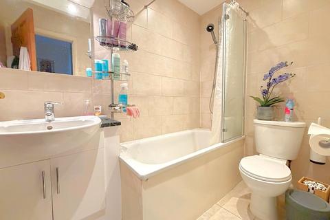 1 bedroom flat to rent, Griffiths Road, SW19