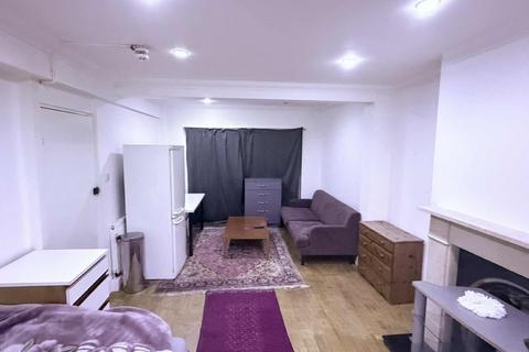 1 bedroom in a house share to rent, Salmon Street, Kingsbury, NW9