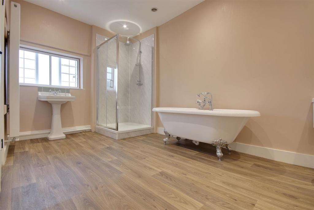 Bathroom 2.jpg