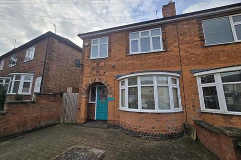 3 bedroom semi-detached house to rent, Richmond Road, Leicester