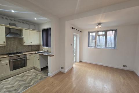 3 bedroom semi-detached house to rent, Richmond Road, Leicester