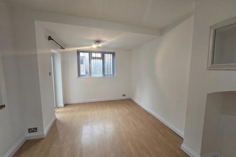 3 bedroom semi-detached house to rent, Richmond Road, Leicester
