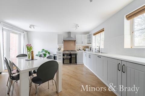 3 bedroom terraced house to rent, Morris Drive, Little Plumstead
