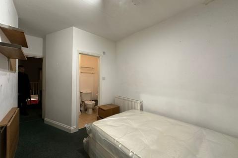 5 bedroom house share to rent, Bush Road, London SE8