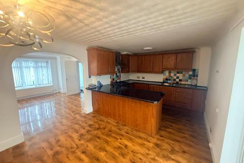 4 bedroom semi-detached house to rent, Hartforth Avenue, Middlesbrough