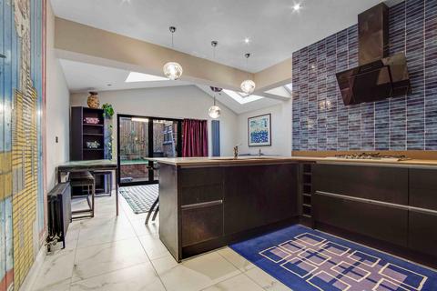 2 bedroom flat to rent, Pheonix Road, Penge