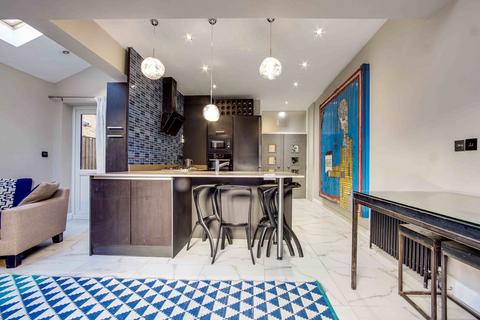 2 bedroom flat to rent, Phoenix Road, Penge