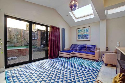 2 bedroom flat to rent, Phoenix Road, Penge