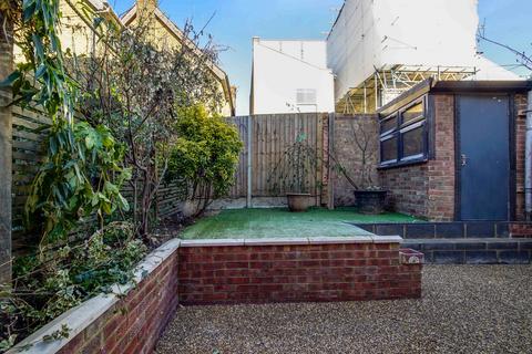 2 bedroom flat to rent, Phoenix Road, Penge