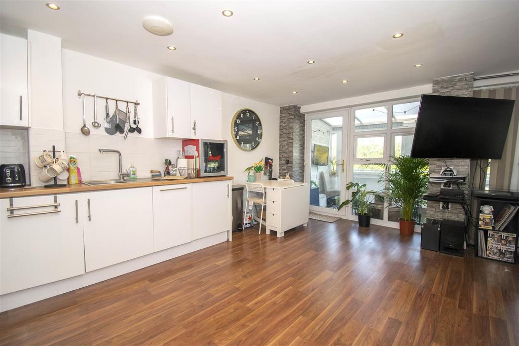 Open plan modern kitchen/diner/sitting