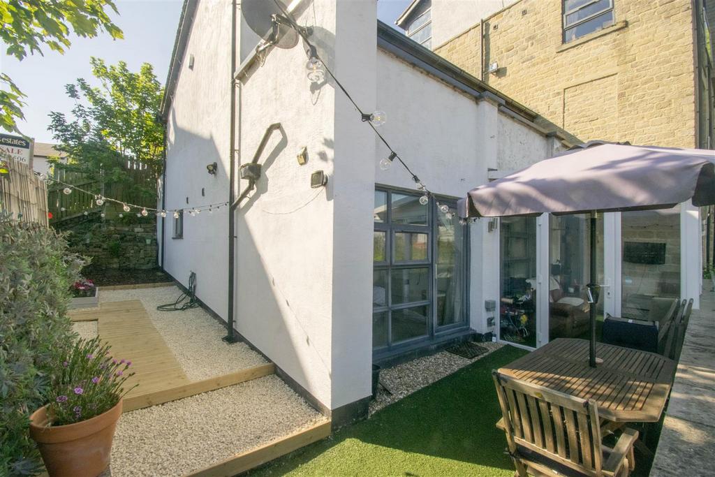 Rear access/side garden