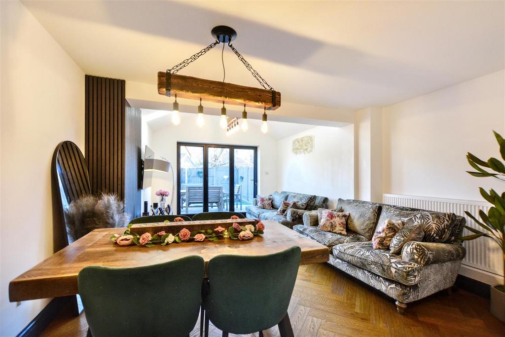 Lounge/Dining Room